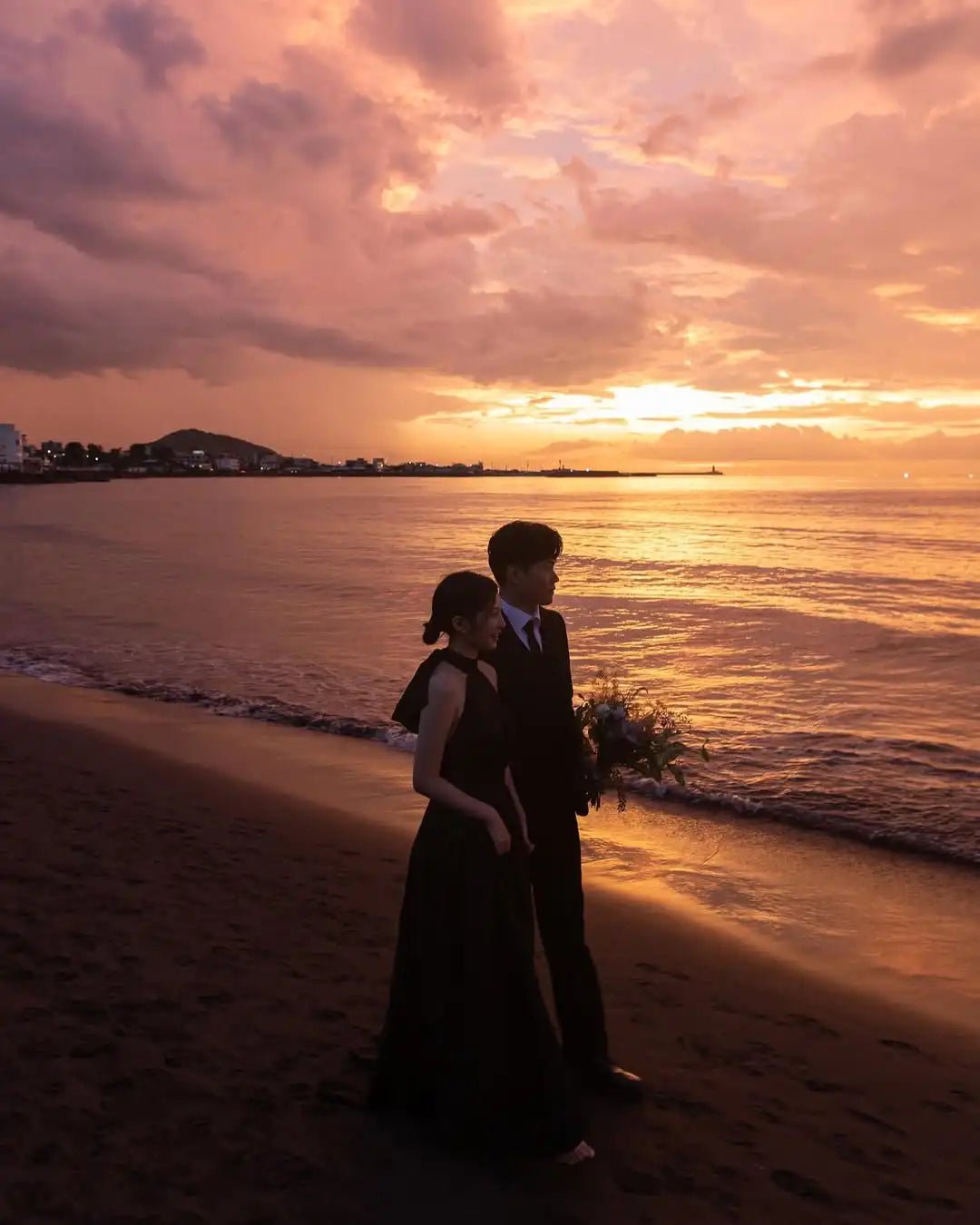 黑色高領A字蝴蝶結婚紗/ 無袖可訂製/ 拖地長款 - WeddLin 輕婚紗
