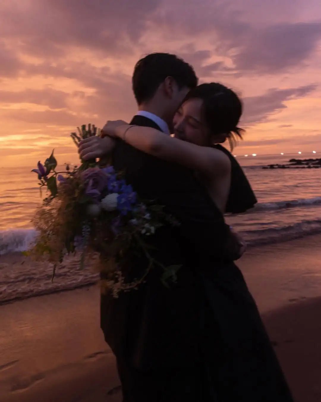 黑色高領A字蝴蝶結婚紗/ 無袖可訂製/ 拖地長款 - WeddLin 輕婚紗