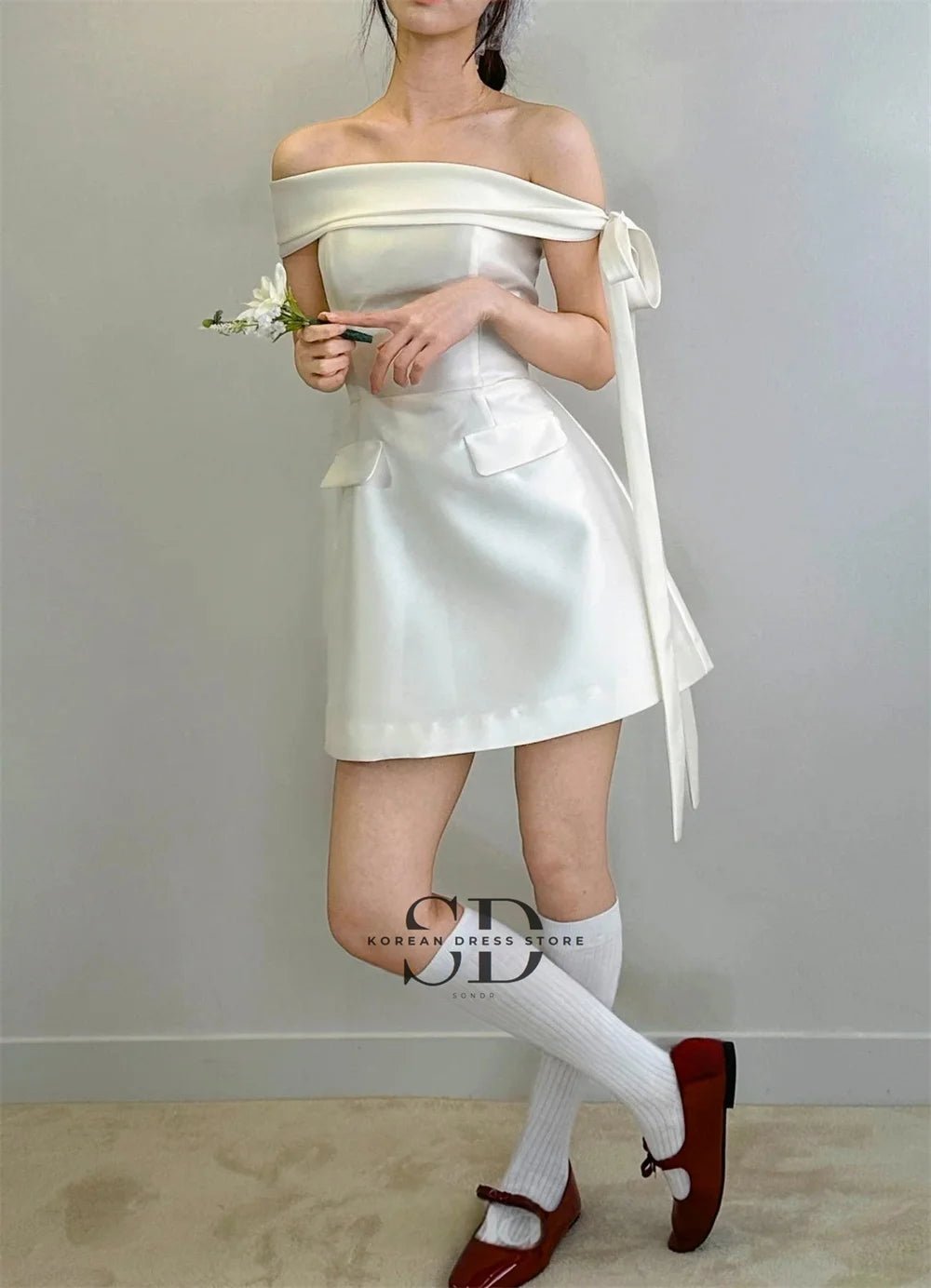 訂製款無袖短款A字婚紗｜絲質塔夫綢｜平口褶皺設計｜可客製尺寸與顏色 - WeddLin 輕婚紗