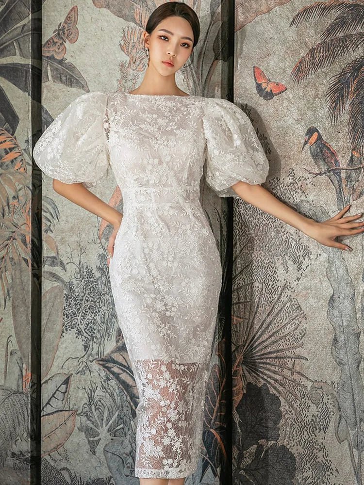 美式復古白色蕾絲洋裝/ 夏季刺繡花朵/ 高腰 O 領燈籠袖優雅中長洋裝 - WeddLin 輕婚紗