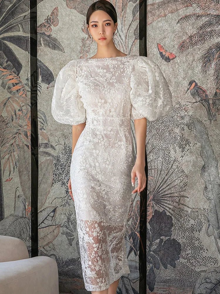美式復古白色蕾絲洋裝/ 夏季刺繡花朵/ 高腰 O 領燈籠袖優雅中長洋裝 - WeddLin 輕婚紗