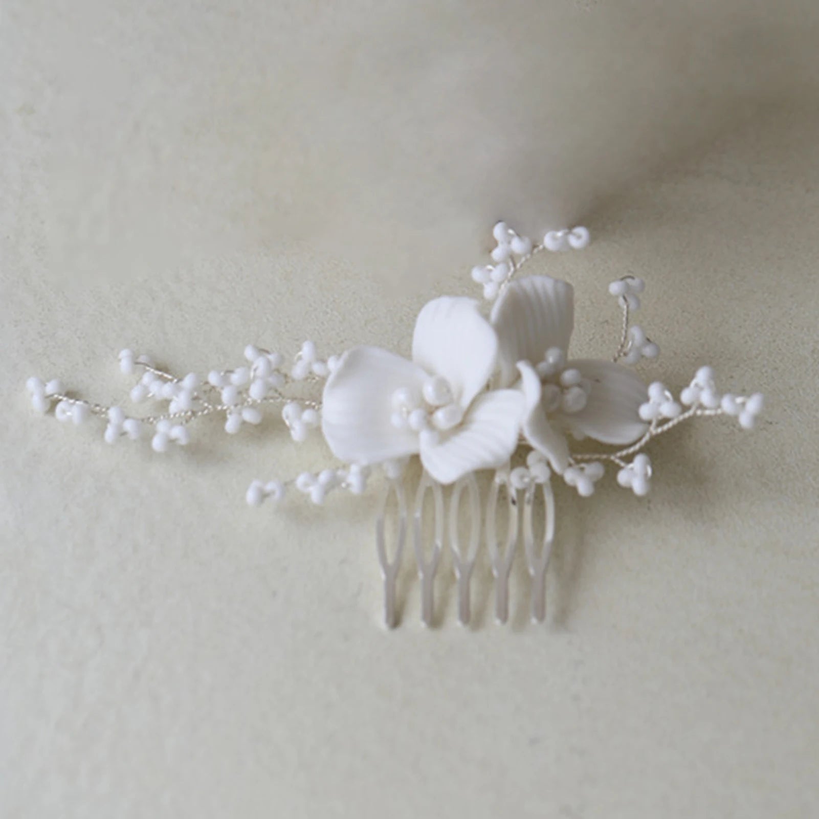 白色陶瓷花新娘髮夾/ 髮簪/ 婚禮頭飾/髮飾品 - WeddLin 輕婚紗