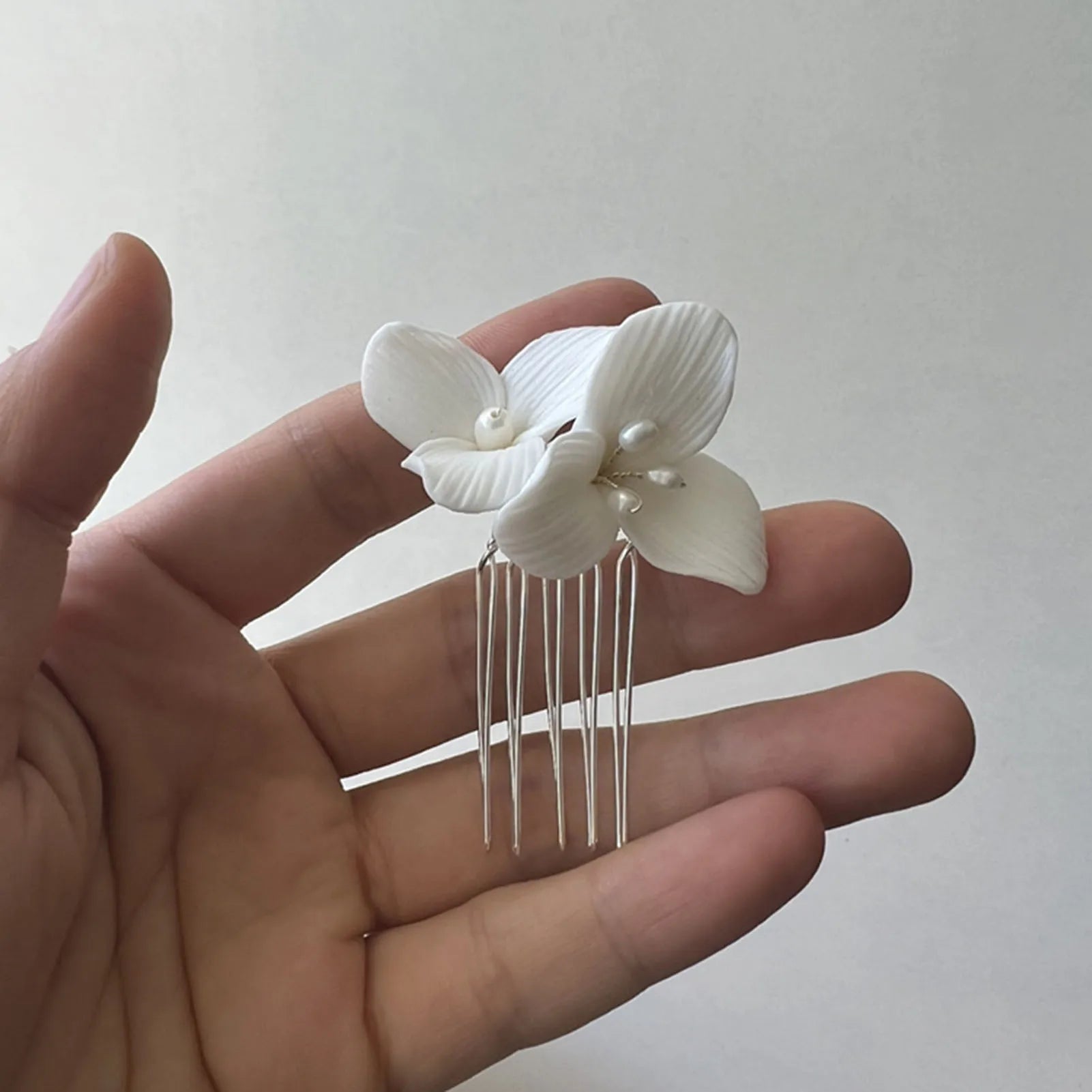 白色陶瓷花新娘髮夾/ 髮簪/ 婚禮頭飾/髮飾品 - WeddLin 輕婚紗