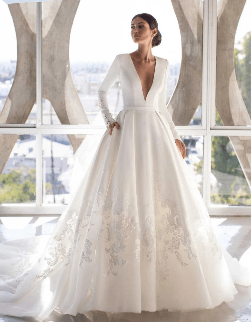 簡約圓領長袖婚紗 經典蕾絲貼花 新娘長拖尾婚紗 訂製款 - WeddLin 輕婚紗