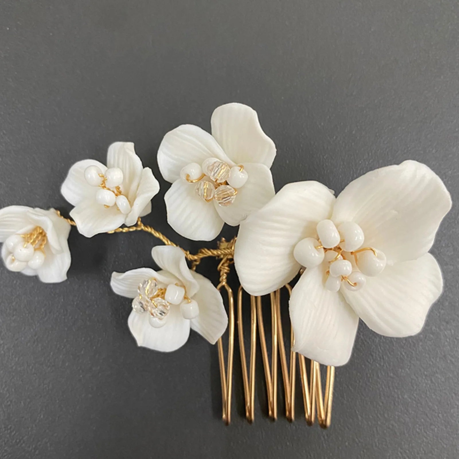 白色陶瓷花新娘髮夾/ 髮簪/ 婚禮頭飾/髮飾品 - WeddLin 輕婚紗