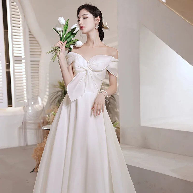 奢華緞面一字肩白色婚紗長禮服｜可客製｜新款復古蝴蝶結宴會禮服 - WeddLin 輕婚紗