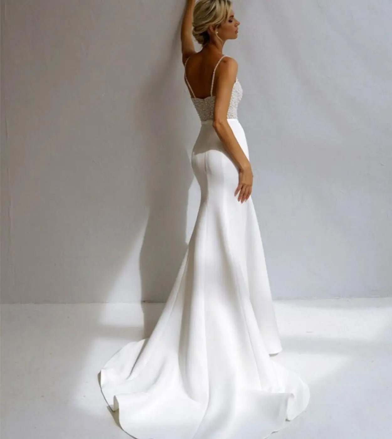 亮緞吊帶珍珠V領美人魚婚紗 - WeddLin 輕婚紗