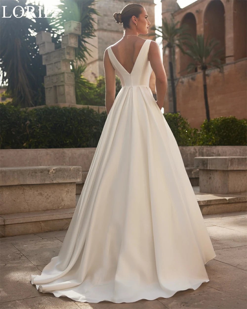 簡約緞面婚紗 /V領背心款/ 拖尾設計/ 海灘婚禮伴娘禮服/ 客製化婚紗 - WeddLin 輕婚紗