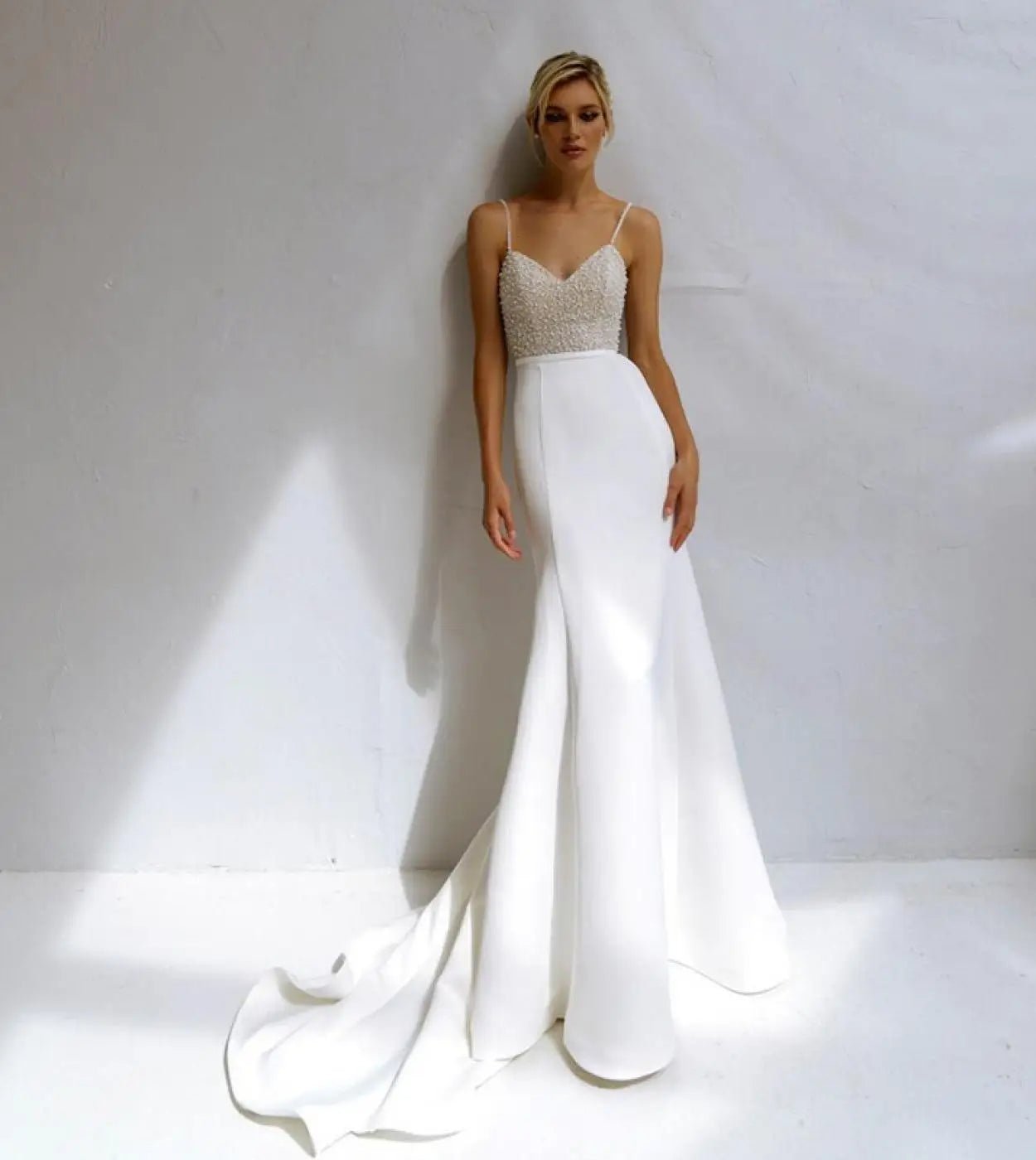 亮緞吊帶珍珠V領美人魚婚紗 - WeddLin 輕婚紗