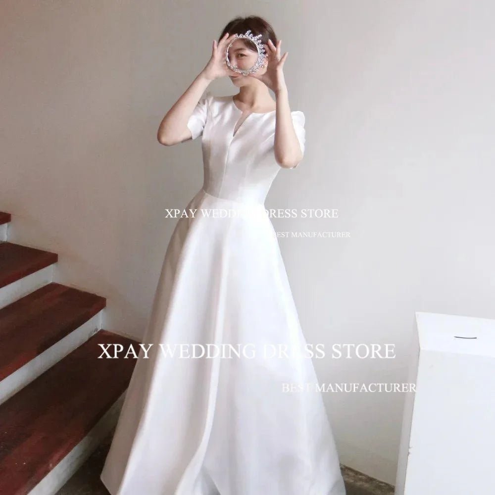 簡約韓系緞面婚紗｜短袖V領抓摺拖尾A字禮服（可客製） - WeddLin 輕婚紗