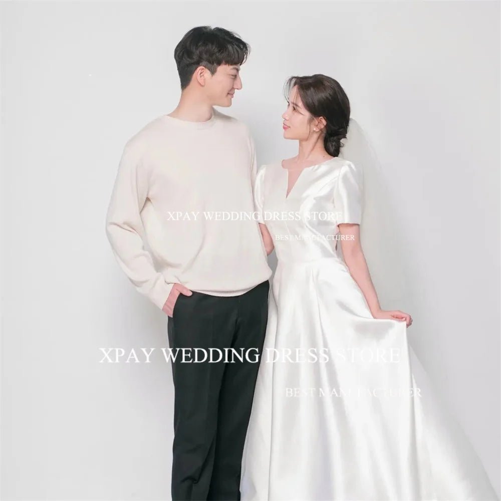 簡約韓系緞面婚紗｜短袖V領抓摺拖尾A字禮服（可客製） - WeddLin 輕婚紗