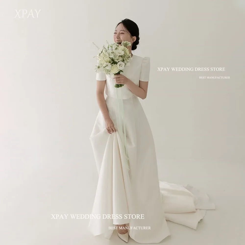 極簡圓領緞面輕婚紗｜Weddlin 量身客製 A - Line 拍照婚紗 - WeddLin 輕婚紗